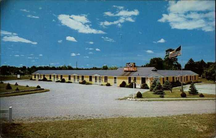 Bakers Triangle Motel (Casons Triangle Motel, Hulls Triangle Motel) - Old Postcard (newer photo)